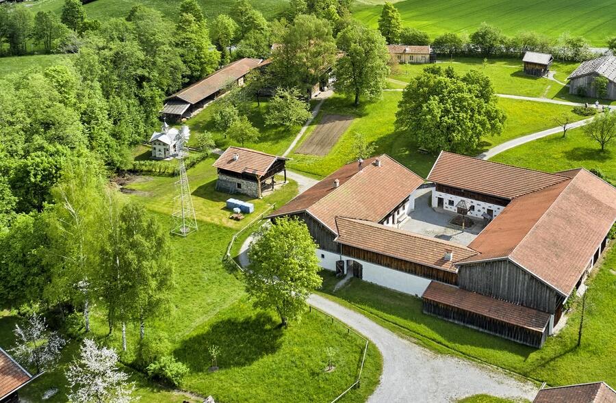 Das Freilichtmuseum aus der Luft: Es liegt mitten im Grünen. © Bezirk Oberbayern, FLM Amerang